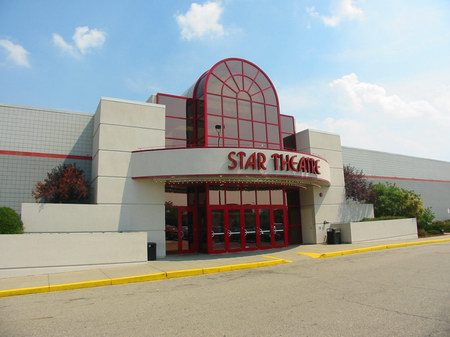 AMC Grand Rapids 18 - Main Entrance